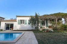 A Eyguières belle villa de plain pied de 150 m2, familiale et économe DPE AA, rénovée, 4 chambres + dépendance, terrain clos de 900m2 , piscine et garage.