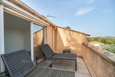 SOUS OFFRE - T3 TRIPLEX 95 m² HABITABLES – VUE MER 180° – CALME ABSOLU – JARDIN & TERRASSE – PARKING – BANDOL