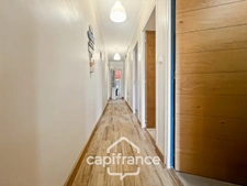 Centre d'Eyguières belle villa de plain pied de 150 m2, familiale et économe, rénovée, 4 chambres+ dépendance, terrain clos de 900m2 , piscine et garage.
