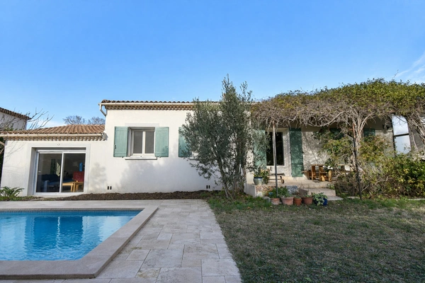 Centre d'Eyguières belle villa de plain pied de 150 m2, familiale et économe, rénovée, 4 chambres+ dépendance, terrain clos de 900m2 , piscine et garage.