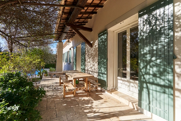Centre d'Eyguières belle villa de plain pied de 150 m2, familiale et économe, rénovée, 4 chambres+ dépendance, terrain clos de 900m2 , piscine et garage.