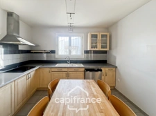 A Eyguières belle villa de plain pied de 150 m2, familiale et économe DPE AA, rénovée, 4 chambres + dépendance, terrain clos de 900m2 , piscine et garage.