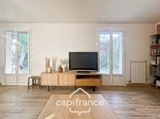 A Eyguières belle villa de plain pied de 150 m2, familiale et économe DPE AA, rénovée, 4 chambres + dépendance, terrain clos de 900m2 , piscine et garage.