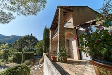 LASCOURS – MAISON FAMILIALE AVEC PISCINE, JARDIN EN RESTANQUES ET UNE VUE OMNIPRÉSENTE SUR LE GARLABAN