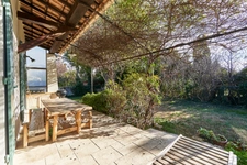 A Eyguières belle villa de plain pied de 150 m2, familiale et économe DPE AA, rénovée, 4 chambres + dépendance, terrain clos de 900m2 , piscine et garage.