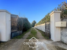A Eyguières belle villa de plain pied de 150 m2, familiale et économe DPE AA, rénovée, 4 chambres + dépendance, terrain clos de 900m2 , piscine et garage.