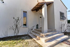 A Eyguières belle villa de plain pied de 150 m2, familiale et économe DPE AA, rénovée, 4 chambres + dépendance, terrain clos de 900m2 , piscine et garage.