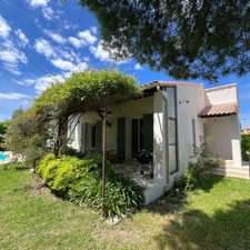 A Eyguières belle villa de plain pied de 150 m2, familiale et économe DPE AA, rénovée, 4 chambres + dépendance, terrain clos de 900m2 , piscine et garage.
