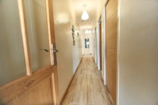 A Eyguières belle villa de plain pied de 150 m2, familiale et économe DPE AA, rénovée, 4 chambres + dépendance, terrain clos de 900m2 , piscine et garage.