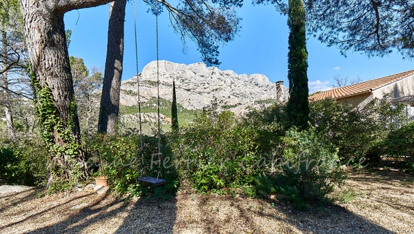 SOUS OFFRE  - Vue exceptionnelle sur la Sainte-Victoire, grand terrain et environnement naturel à quelques minutes d’Aix-en-Provence.