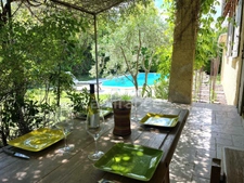 A Eyguières belle villa de plain pied de 150 m2, familiale et économe DPE AA, rénovée, 4 chambres + dépendance, terrain clos de 900m2 , piscine et garage.