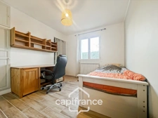 A Eyguières belle villa de plain pied de 150 m2, familiale et économe DPE AA, rénovée, 4 chambres + dépendance, terrain clos de 900m2 , piscine et garage.