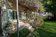 A Eyguières belle villa de plain pied de 150 m2, familiale et économe DPE AA, rénovée, 4 chambres + dépendance, terrain clos de 900m2 , piscine et garage.