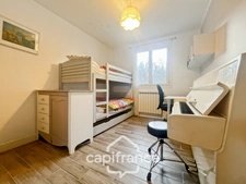 A Eyguières belle villa de plain pied de 150 m2, familiale et économe DPE AA, rénovée, 4 chambres + dépendance, terrain clos de 900m2 , piscine et garage.