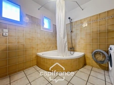 Centre d'Eyguières belle villa de plain pied de 150 m2, familiale et économe, rénovée, 4 chambres+ dépendance, terrain clos de 900m2 , piscine et garage.