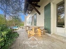 A Eyguières belle villa de plain pied de 150 m2, familiale et économe DPE AA, rénovée, 4 chambres + dépendance, terrain clos de 900m2 , piscine et garage.