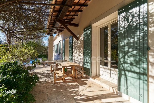 A Eyguières belle villa de plain pied de 150 m2, familiale et économe DPE AA, rénovée, 4 chambres + dépendance, terrain clos de 900m2 , piscine et garage.