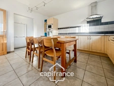 A Eyguières belle villa de plain pied de 150 m2, familiale et économe DPE AA, rénovée, 4 chambres + dépendance, terrain clos de 900m2 , piscine et garage.