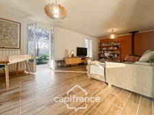 A Eyguières belle villa de plain pied de 150 m2, familiale et économe DPE AA, rénovée, 4 chambres + dépendance, terrain clos de 900m2 , piscine et garage.