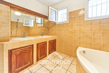 A Eyguières belle villa de plain pied de 150 m2, familiale et économe DPE AA, rénovée, 4 chambres + dépendance, terrain clos de 900m2 , piscine et garage.