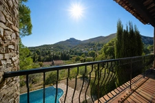 LASCOURS – MAISON FAMILIALE AVEC PISCINE, JARDIN EN RESTANQUES ET UNE VUE OMNIPRÉSENTE SUR LE GARLABAN