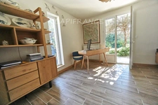 A Eyguières belle villa de plain pied de 150 m2, familiale et économe DPE AA, rénovée, 4 chambres + dépendance, terrain clos de 900m2 , piscine et garage.