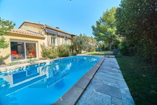 Centre d'Eyguières belle villa de plain pied de 150 m2, familiale et économe, rénovée, 4 chambres+ dépendance, terrain clos de 900m2 , piscine et garage.