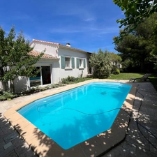 A Eyguières belle villa de plain pied de 150 m2, familiale et économe DPE AA, rénovée, 4 chambres + dépendance, terrain clos de 900m2 , piscine et garage.