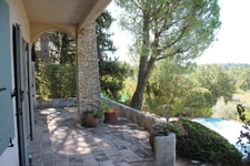 LASCOURS – MAISON FAMILIALE AVEC PISCINE, JARDIN EN RESTANQUES ET UNE VUE OMNIPRÉSENTE SUR LE GARLABAN