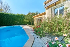 Centre d'Eyguières belle villa de plain pied de 150 m2, familiale et économe, rénovée, 4 chambres+ dépendance, terrain clos de 900m2 , piscine et garage.