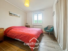 A Eyguières belle villa de plain pied de 150 m2, familiale et économe DPE AA, rénovée, 4 chambres + dépendance, terrain clos de 900m2 , piscine et garage.