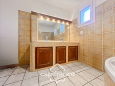 Centre d'Eyguières belle villa de plain pied de 150 m2, familiale et économe, rénovée, 4 chambres+ dépendance, terrain clos de 900m2 , piscine et garage.