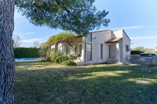 Centre d'Eyguières belle villa de plain pied de 150 m2, familiale et économe, rénovée, 4 chambres+ dépendance, terrain clos de 900m2 , piscine et garage.