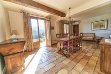 LASCOURS – MAISON FAMILIALE AVEC PISCINE, JARDIN EN RESTANQUES ET UNE VUE OMNIPRÉSENTE SUR LE GARLABAN