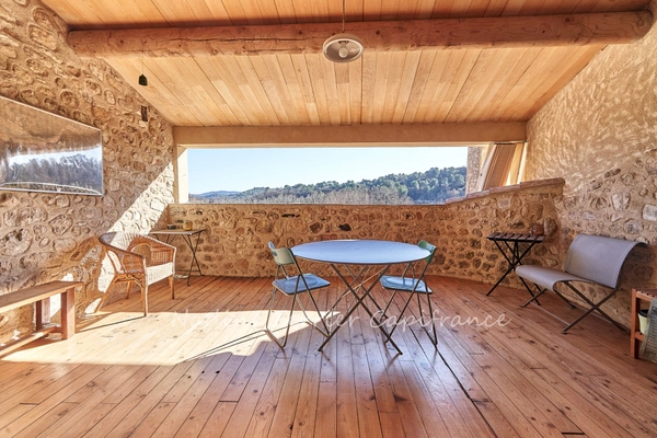 JOUQUES (13) – GRANDE MAISON DE VILLAGE RÉNOVÉE – 215 M² – 4 CHAMBRES – TERRASSE PANORAMIQUE