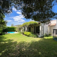 A Eyguières belle villa de plain pied de 150 m2, familiale et économe DPE AA, rénovée, 4 chambres + dépendance, terrain clos de 900m2 , piscine et garage.