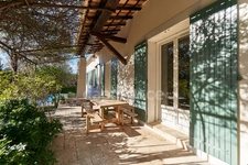 A Eyguières belle villa de plain pied de 150 m2, familiale et économe DPE AA, rénovée, 4 chambres + dépendance, terrain clos de 900m2 , piscine et garage.