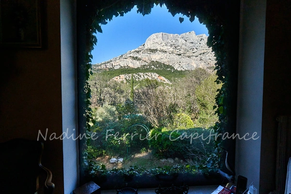 SOUS OFFRE  - Vue exceptionnelle sur la Sainte-Victoire, grand terrain et environnement naturel à quelques minutes d’Aix-en-Provence.
