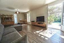 A Eyguières belle villa de plain pied de 150 m2, familiale et économe DPE AA, rénovée, 4 chambres + dépendance, terrain clos de 900m2 , piscine et garage.