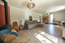 A Eyguières belle villa de plain pied de 150 m2, familiale et économe DPE AA, rénovée, 4 chambres + dépendance, terrain clos de 900m2 , piscine et garage.