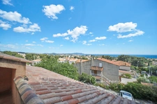 SOUS OFFRE - T3 TRIPLEX 95 m² HABITABLES – VUE MER 180° – CALME ABSOLU – JARDIN & TERRASSE – PARKING – BANDOL
