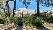 SOUS OFFRE  - Vue exceptionnelle sur la Sainte-Victoire, grand terrain et environnement naturel à quelques minutes d’Aix-en-Provence.