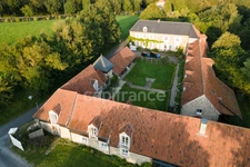 ST-LÉONARD - ENSEMBLE IMMOBILIER - APPART'HOTELS - 8 LOGEMENTS - HABITATION PRINCIPALE 280 M2 - 9 PIÈCES - 5 ha 50 - 13000 M2 CONSTRUCTIBLE - PISCINE INTÉRIEURE