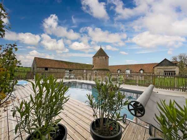 À VENDRE - HESDIN L'ABBÉ - CORPS DE FERME RÉNOVÉ - DOMAINE EQUESTRE - CAPACITÉ DE L'ENSEMBLE 468 M2 - HABITATION PRINCIPALE 8 PIÈCES - GARAGE - PISCINE 32 M2 - TERRAIN CLOS - DÉPENDANCES.