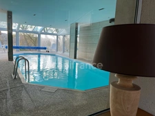 ST-LÉONARD - ENSEMBLE IMMOBILIER - APPART'HOTELS - 8 LOGEMENTS - HABITATION PRINCIPALE 280 M2 - 9 PIÈCES - 5 ha 50 - 13000 M2 CONSTRUCTIBLE - PISCINE INTÉRIEURE