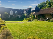 ST-LÉONARD - ENSEMBLE IMMOBILIER - APPART'HOTELS - 8 LOGEMENTS - HABITATION PRINCIPALE 280 M2 - 9 PIÈCES - 5 ha 50 - 13000 M2 CONSTRUCTIBLE - PISCINE INTÉRIEURE