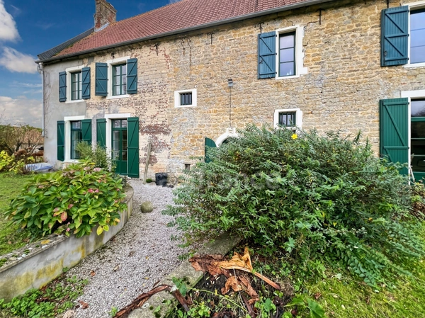 À VENDRE - HESDIN L'ABBÉ - CORPS DE FERME RÉNOVÉ - DOMAINE EQUESTRE - CAPACITÉ DE L'ENSEMBLE 468 M2 - HABITATION PRINCIPALE 8 PIÈCES - GARAGE - PISCINE 32 M2 - TERRAIN CLOS - DÉPENDANCES.