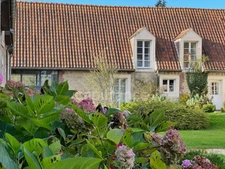 ST-LÉONARD - ENSEMBLE IMMOBILIER - APPART'HOTELS - 8 LOGEMENTS - HABITATION PRINCIPALE 280 M2 - 9 PIÈCES - 5 ha 50 - 13000 M2 CONSTRUCTIBLE - PISCINE INTÉRIEURE
