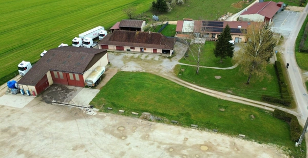Ensemble immobilier composé de deux maisons et d'un hangar CUISIA (39)