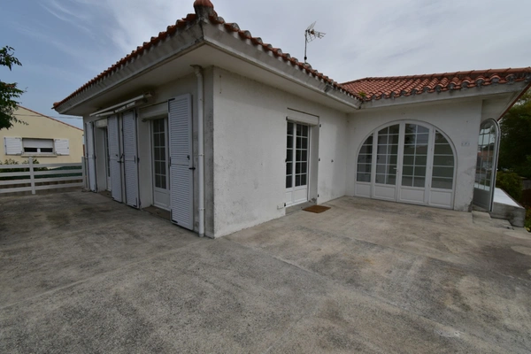 Dpt Vendée (85), à louer à l'année  BEAUVOIR SUR MER maison 3 chambres et 1 bureau sur 2 niveaux - Terrain de 981 m² 